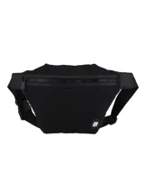 Riñonera negra acolchada con correa ajustable y logo estampado en blanco.