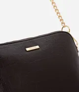 Cartera bandolera pequeña de Satinato, confeccionada en poliuretano con textura tipo cocodrilo. Presenta cierre superior con cremallera, herrajes dorados y una correa de cadena metálica desmontable.