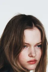 Falda midi blanca de tiro alto con efecto fruncido o drapeado en la cintura y caída acampanada.