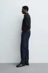 Camisa de manga larga, color celeste con finas rayas verticales blancas, cuello italiano y cierre frontal de botones.