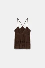 Top de gasa color marrón con escote en pico pronunciado y tirantes finos ajustables. Presenta detalles de bordados a tono y aplicaciones de encaje en el cuerpo, con un diseño fluido y ligero.