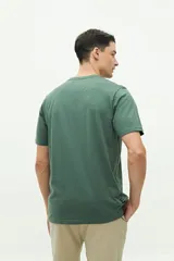 Remera negra de manga corta con cuello redondo y estampado frontal con la leyenda "club 71" y texto en tipografía sans-serif.