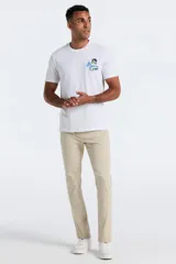 Remera blanca de manga corta con cuello redondo y un conjunto de parches bordados en el pecho izquierdo.