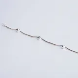 Pulsera semirrígida de plata 925 con diseño de cadena tipo serpiente y pequeñas esferas intercaladas a lo largo de toda la pieza.
