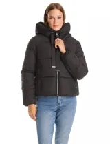 Campera puffer de corte recto y acabado mate, con diseño de bloques horizontales acolchados. Presenta una capucha amplia con cordones de ajuste, cierre frontal metálico y bolsillos laterales invisibles. Incluye puños elásticos internos para mayor protección térmica y aplique de logo en la manga.