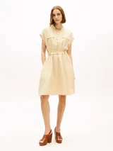 Vestido camisero corto de mezcla de lino, color beige, con cuello en V, manga corta tipo kimono, bolsillos de solapa en el pecho y cintura fruncida con cinturón incorporado.