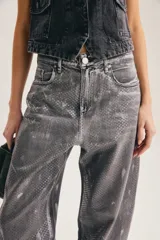 Jean slouchy de tiro alto con silueta barrel de color gris con efecto plateado desgastado y textura geométrica.