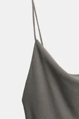 Vestido largo color gris con escote drapeado, tirantes finos y diseño recto.