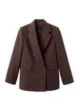 Blazer de corte sastre con diseño de doble botonadura, confeccionado en tejido con patrón de cuadros sutiles. Presenta solapas clásicas, bolsillos con solapa y una estructura entallada que aporta un estilo formal y sofisticado.