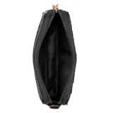 Billetera Guess modelo Elliot de color negro, confeccionada en símil cuero con diseño en relieve del logo de la marca. Cuenta con cierre perimetral, ranuras para tarjetas en el exterior, correa de muñeca desmontable y herrajes metálicos en tono dorado, incluyendo el nombre de la marca en el frente.