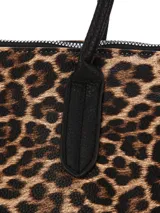 Bolso tipo shopper de la marca Terrano, confeccionado en símil cuero con diseño combinado. Presenta laterales y asas de hombro en color marrón, y panel central con estampado de vaca en blanco y negro. Cuenta con cierre superior y detalles de herrajes metálicos.