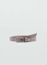 Cinturón fino de cuero vacuno en color gris, con hebilla metálica plateada y pasador a tono.