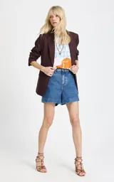 Short de jean de corte recto y tiro alto, con bolsillos laterales y traseros, presillas para cinturón y dobladillo ancho con pespuntes.