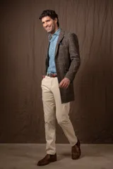 Chaquetón marrón a cuadros tipo príncipe de gales, de lana corte slim fit.