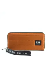 Billetera larga con cierre perimetral, confeccionada en nylon capitoneado color verde petróleo. Cuenta con correa de mano desmontable con logo estampado y parche frontal con marca LNS.