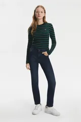 Jean de corte recto y tiro alto, en color azul oscuro con acabado clásico. Presenta diseño de cinco bolsillos, cierre con cremallera y botón metálico.