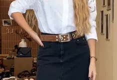 Pollera corta tipo falda-short de color negro, con diseño cruzado en el frente y cintura de tiro medio. Confeccionada en cuero genuino por artesanos uruguayos.