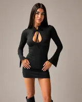 Vestido corto negro de manga larga con diseño ajustado, cuello alto y abertura frontal tipo gota con lazo de ajuste.