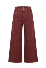 Jeans modelo Rul de corte wide leg en color bordó con efecto gastado, tiro alto y terminación desmechada en el bajo.