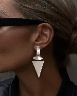 Aros colgantes de diseño geométrico en color plateado, compuestos por una pieza superior rectangular, un disco cónico y un dije triangular inferior.