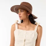 Sombrero de paja color marrón oscuro, con ala ancha y detalle perforado alrededor de la copa.