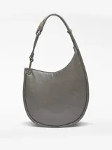 Bolso tipo hobo de Adolfo Dominguez con diseño de media luna y textura craquelada brillante. Cuenta con un asa tubular de hombro con detalle de pieza metálica, cierre de clip magnético y bolsillo interior con cremallera.