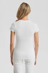 Remera de cuello redondo y manga corta, con corte entallado y diseño básico.