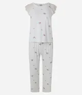 Pijama de dos piezas de viscolycra blanca con estampado floral y detalles de encaje en los hombros. Incluye una musculosa de escote redondo y un pantalón largo de corte recto.