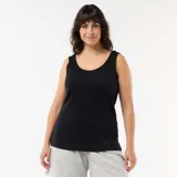 Musculosa de canalé color negro, con escote redondo y diseño ajustado.