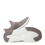 Championes Puma Softride Harli Slip On para mujer, de diseño sin cordones con tiras elásticas cruzadas sobre el empeine. Confeccionados en tejido de malla gris con detalles en rosado viejo y suela blanca amortiguada.