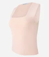 Blusa cropped de punto color beige, con escote cuadrado y breteles anchos. Diseño ajustado al cuerpo confeccionado en tejido retilíneo.