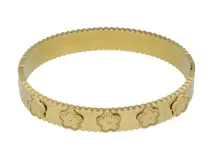 Esclava rígida de acero con baño de oro, con diseño de flores grabadas en relieve a lo largo de toda la pieza.