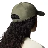 Gorra tipo baseball de algodón color verde oliva, con diseño desestructurado y logo de la marca bordado en blanco en el frente. Cuenta con cierre posterior de velcro para ajuste.