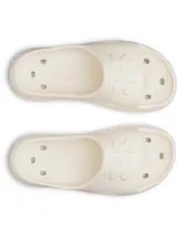 Sandalias Under Armour modelo UA W Locker V SL, de color blanco marfil, hechas en EVA moldeada de una sola pieza con diseño ergonómico, aberturas laterales y orificios de drenaje.