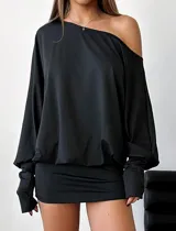 Vestido corto negro elastizado, asimétrico, de manga larga y hombro al descubierto.