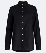 Camisa negra de manga larga con cuello camisero y botonadura frontal de botones blancos.