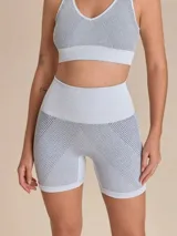 Short deportivo de entrenamiento sin costuras, tiro alto, color gris claro con tramas diagonales en tono más oscuro. Presenta cintura ancha y elastizada para mayor sujeción.
