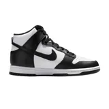Championes Nike Dunk High de corte alto, con diseño bicolor en blanco y negro. Confeccionados en cuero sintético, presentan el icónico logo Swoosh en los laterales, perforaciones en la puntera para mayor ventilación y suela de goma resistente.