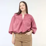 Blusa color rojo con escote en V y cuello mao. Presenta detalles de bordados tonales en el canesú delantero, mangas largas abullonadas y un diseño amplio y fluido.