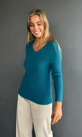 Sweater de tejido de punto acanalado color petróleo, con escote en V y mangas largas con puños lisos.