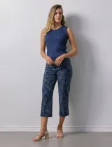 Pantalón capri de gabardina elastizada estampada, marca Zac & Rachel, con pretina ancha elastizada.