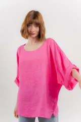 Blusa de lino color verde oliva, de corte amplio y relajado, con escote redondo y mangas 3/4 remangadas.