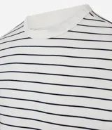 Remera de corte regular confeccionada en tejido de algodón y poliéster, con cuello redondo y mangas cortas. Presenta un diseño de rayas horizontales finas en relieve.