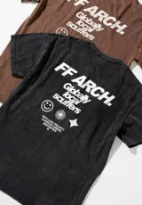 Remera negra de corte oversized con estampa en la espalda.