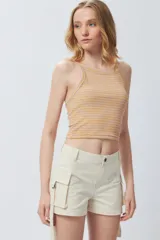 Top sin mangas a rayas horizontales blancas y negras.