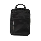 Mochila negra de poliéster con diseño rectangular y gran capacidad. Tiene acceso con cierre, dos bolsillos externos con cierre, un bolsillo interno con cierre y dos bolsillos internos abiertos. Cuenta con correa regulable, asas fijas y herrajes plateados. El interior está forrado en tela de algodón y poliéster.