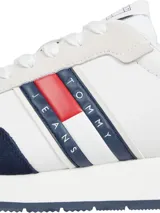 Zapatillas Tommy Jeans retro runner de cuero blanco con detalles en azul y rojo. Presentan el logo de Tommy Jeans en el lateral y la inscripción en la lengüeta.