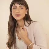 Pulsera de diseño articulado que combina eslabones de plata trenzada con detalles en oro y piezas circulares de nácar engarzadas.