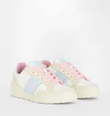 Zapatillas deportivas Chiara Ferragni de cuero blanco con detalles en celeste y rosa. Presentan el logo de la marca en el lateral y cordones blancos.
