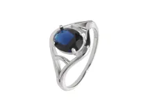 Anillo de plata 925 con diseño solitario y cristal color zafiro.